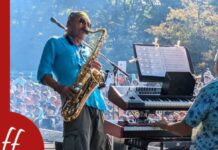 Daniele Sepe alias Capitan Capitone sul palco al sassofono