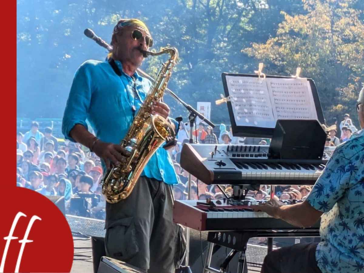 Daniele Sepe alias Capitan Capitone sul palco al sassofono