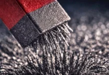 Calamita che attira frammenti di ferro, simbolo di attrazione dell'attenzione