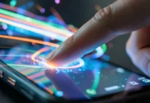 Dettaglio macro di un pollice che scorre veloce sullo schermo di uno smartphone con effetto scia di luce