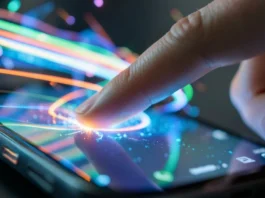 Dettaglio macro di un pollice che scorre veloce sullo schermo di uno smartphone con effetto scia di luce