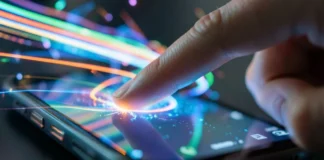 Dettaglio macro di un pollice che scorre veloce sullo schermo di uno smartphone con effetto scia di luce