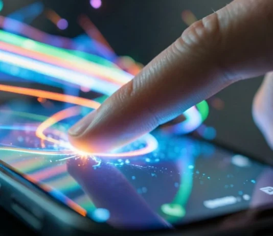 Dettaglio macro di un pollice che scorre veloce sullo schermo di uno smartphone con effetto scia di luce