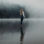 Ragazza nella nebbia