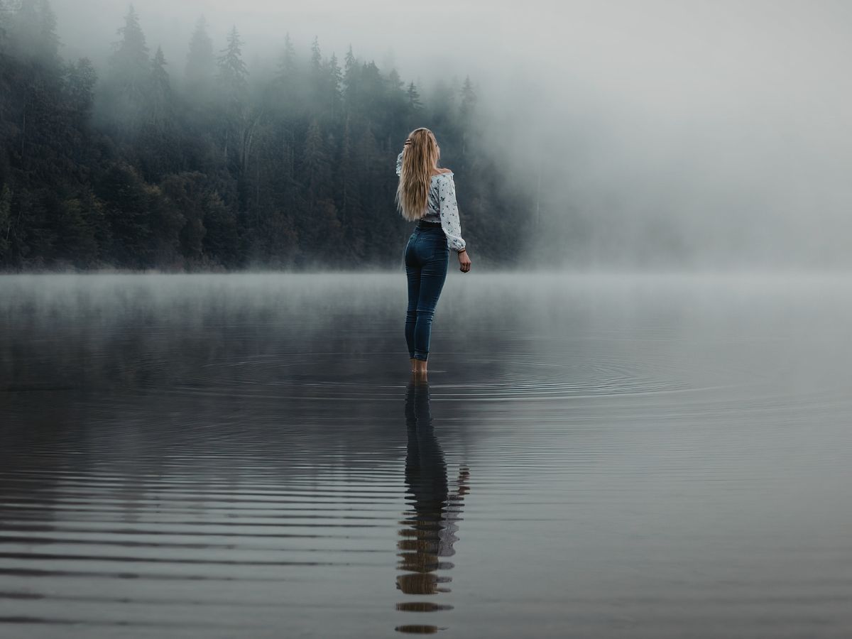 Fotografia concettuale di una persona ferma nella nebbia, simbolo di identità di brand e strategia contro i trend social