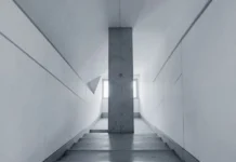 Dettaglio architettonico minimalista che rappresenta la deviazione strategica e l'originalità di un brand.