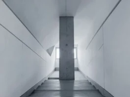 Dettaglio architettonico minimalista che rappresenta la deviazione strategica e l'originalità di un brand.