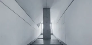 Dettaglio architettonico minimalista che rappresenta la deviazione strategica e l'originalità di un brand.