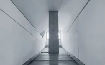 Dettaglio architettonico minimalista che rappresenta la deviazione strategica e l'originalità di un brand.