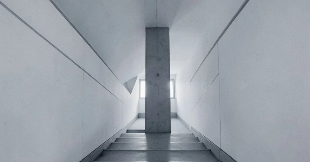 Dettaglio architettonico minimalista che rappresenta la deviazione strategica e l'originalità di un brand. 