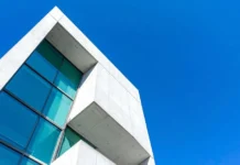 La comunicazione non è un pronto soccorso: perché la strategia deve venire prima dell’emergenza Un'impalcatura edilizia moderna che simboleggia la strategia di comunicazione