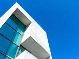 Un'impalcatura edilizia moderna che simboleggia la strategia di comunicazione