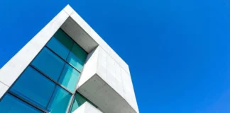 Un'impalcatura edilizia moderna che simboleggia la strategia di comunicazione