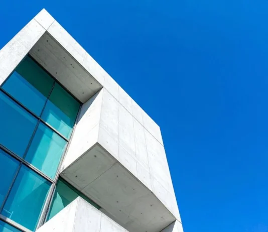 Un'impalcatura edilizia moderna che simboleggia la strategia di comunicazione