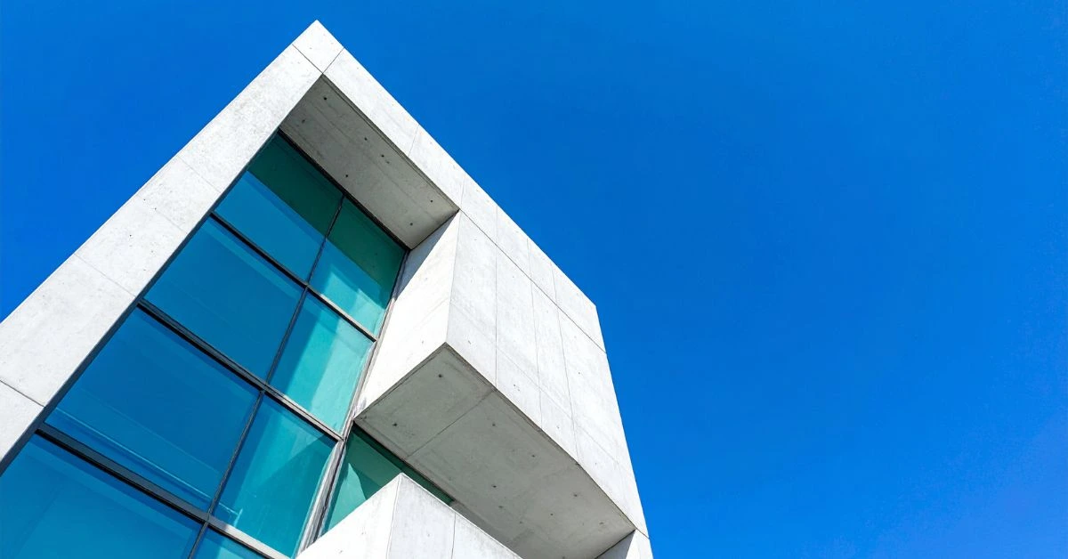 Un'impalcatura edilizia moderna che simboleggia la strategia di comunicazione