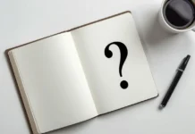 Taccuino con un grande punto interrogativo, simbolo della fase di analisi in consulenza.