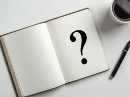 Taccuino con un grande punto interrogativo, simbolo della fase di analisi in consulenza.