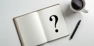 Taccuino con un grande punto interrogativo, simbolo della fase di analisi in consulenza.