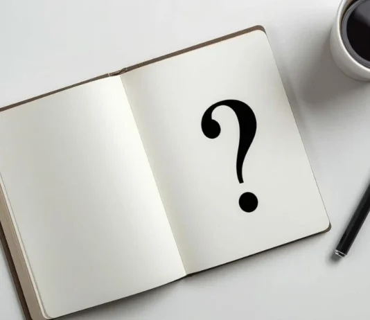 Taccuino con un grande punto interrogativo, simbolo della fase di analisi in consulenza.