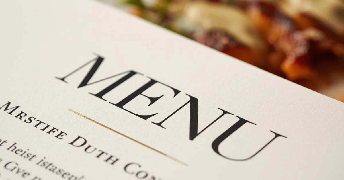 Dettaglio macro di un menù di design su un tavolo da ristorante. 