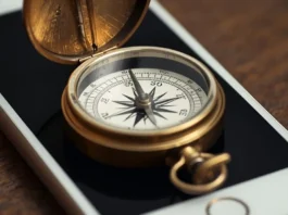 Una bussola dorata sopra uno smartphone, metafora della strategia di comunicazione