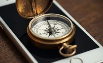 Una bussola dorata sopra uno smartphone, metafora della strategia di comunicazione