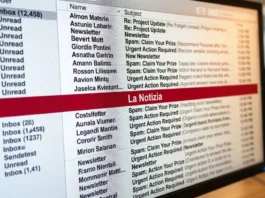 Schermo di un computer con migliaia di email e una sola evidenziata in rosso