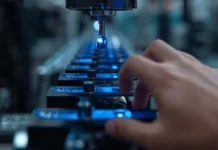 Primo piano di un macchinario ad alta precisione con luci blu