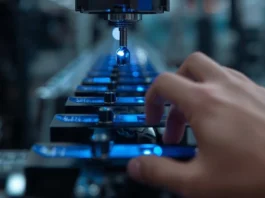 Primo piano di un macchinario ad alta precisione con luci blu